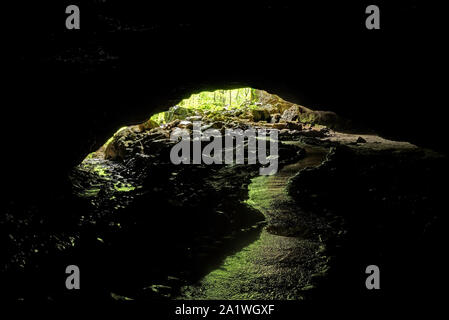 Ein Pfad in einer Höhle, die zu den Eingang Stockfoto