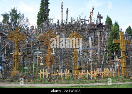 Ist ein Wallfahrtsort und ein Ziel für Touristen, die in der Nähe der Litauischen Šiauliai befindet, ist ein kleiner Hügel, auf dem stehen viele Kreuze Stockfoto