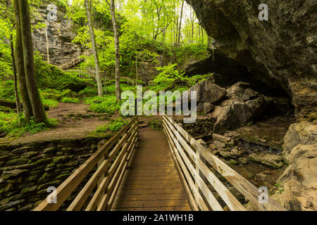 Fußgängerbrücke zum Höhleneingang Stockfoto