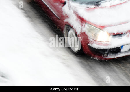 Abstrakte blurry Detail aus einem fahrenden Auto auf der leeren Straße der Stadt während einer Schneefall Stockfoto