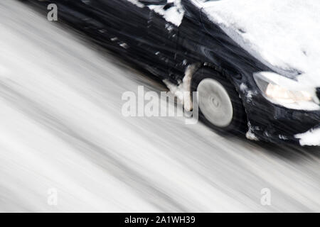 Abstrakte blurry Detail aus einem fahrenden Auto auf der leeren Straße der Stadt während einer Schneefall Stockfoto