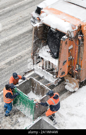 Belgrad, Serbien - Januar 26, 2019: City Garbage Collection und Entsorgung service-Lkw und Arbeitnehmer in gut sichtbarem Orange Westen und Overalls leer Stockfoto