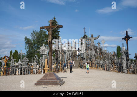 Ist ein Wallfahrtsort und ein Ziel für Touristen, die in der Nähe der Litauischen Šiauliai befindet, ist ein kleiner Hügel, auf dem stehen viele Kreuze Stockfoto