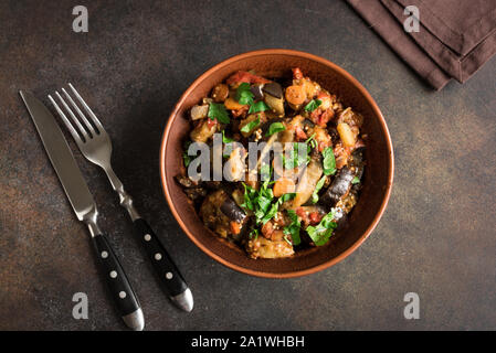 Geargian Ajapsandali - gedünstetem Gemüse Aubergine, Tomate, Paprika mit Kräutern und Gewürzen. Gesunde traditionelle vegan vegetarische Gericht - Würzig veggie Stockfoto