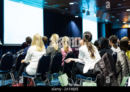 Publikum im Hörsaal Teilnahme an wissenschaftlichen Konferenzen. Stockfoto