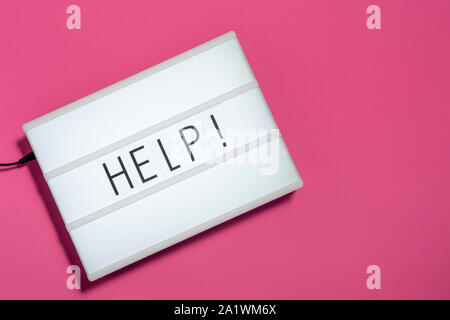 Lightbox mit Hilfe! Nachricht auf einem rosa Hintergrund Stockfoto