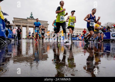 Berlin, Deutschland. 29 Sep, 2019. Die Teilnehmer des 46. Internationalen Berlin Marathon Laufen im Regen kurz vor der Ziellinie vor dem Brandenburger Tor. Credit: Christoph Soeder/dpa/Alamy leben Nachrichten Stockfoto