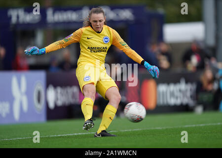 Portsmouth, England - 29. SEPTEMBER: Megan Walsh von Brighton & Hove Albion WFC Abstoß während Super der FA Frauen Liga Match zwischen Arsenal und Brighton & Hove Albion WFC an der Wiese Park, am 26. September 2019 in Leeds, England. Credit: Sport Drücken Sie die Taste PHOTO/Alamy leben Nachrichten Stockfoto