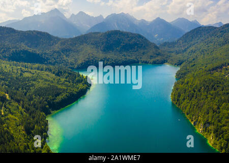 Luftaufnahme auf Alpsee, Bayern, Deutschland. Konzept der Reisen und Wandern in den deutschen Alpen. Stockfoto