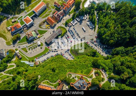 Blick auf das Schloss Hohenschwangau Schwangau, Bayern, Deutschland. Drone Bild der Landschaft mit Bäumen. Stockfoto