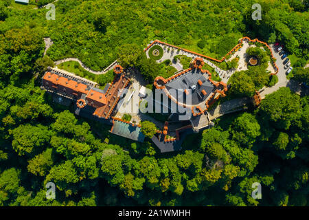 Blick auf das Schloss Hohenschwangau Schwangau, Bayern, Deutschland. Drone Bild der Landschaft mit Bäumen. Stockfoto