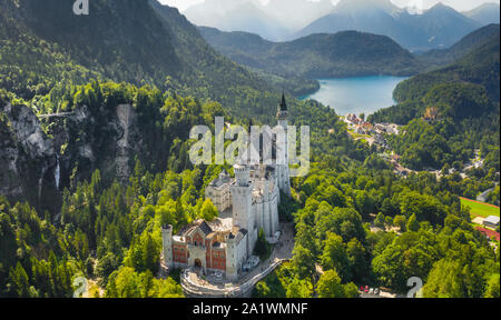 Blick auf das Schloss Neuschwanstein Schwangau, Bayern, Deutschland. Drone Bild auf dem Alpsee in Alpen. Stockfoto