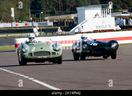 1954 HWM-Jaguar angetrieben von Jonathan Turner, (links), und 1955 Jaguar D-type Angetrieben von John Pearson, (rechts), in der Freddie März Memorial Trophy am Stockfoto
