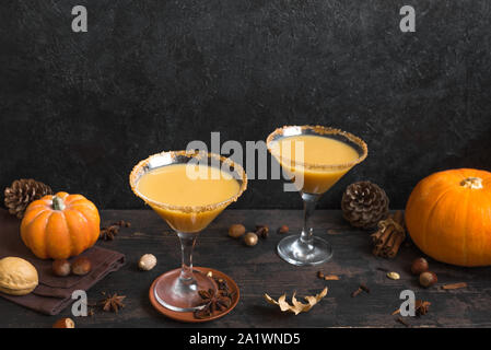 Pumpkintini. Kürbis Martini Cocktail, hausgemachte Festliche saisonale Getränk für Thanksgiving und Halloween Party. Pumpkin Pie spice Cocktail und Herbst Dez Stockfoto