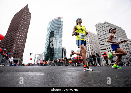 Berlin, Deutschland. 29 Sep, 2019. Die Teilnehmer des 46. Internationalen Berlin Marathon laufen über den Potsdamer Platz. Credit: Christoph Soeder/dpa/Alamy leben Nachrichten Stockfoto