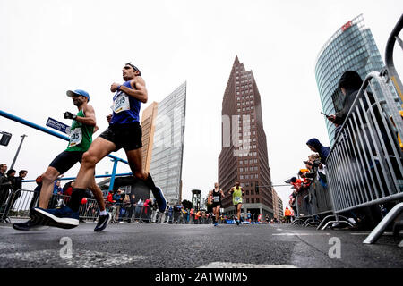 Berlin, Deutschland. 29 Sep, 2019. Die Teilnehmer des 46. Internationalen Berlin Marathon laufen über den Potsdamer Platz. Credit: Christoph Soeder/dpa/Alamy leben Nachrichten Stockfoto