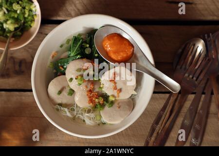 Bakso Sapi Gepeng. Beliebte Street Food Gericht der flache Frikadelle Suppe mit Reis Nudeln. Stockfoto