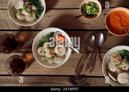 Bakso Sapi Gepeng. Beliebte Street Food Gericht der flache Frikadelle Suppe mit Reis Nudeln. Stockfoto