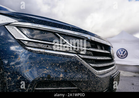 Minsk, Weißrussland - September 20, 2019: Closeup verschmutzte Scheinwerfer von Volkswagen Touareg dritter Generation 2019 nach off road trip Stockfoto