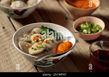 Bakso Sapi Gepeng. Beliebte Street Food Gericht der flache Frikadelle Suppe mit Reis Nudeln. Stockfoto