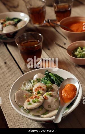 Bakso Sapi Gepeng. Beliebte Street Food Gericht der flache Frikadelle Suppe mit Reis Nudeln. Stockfoto