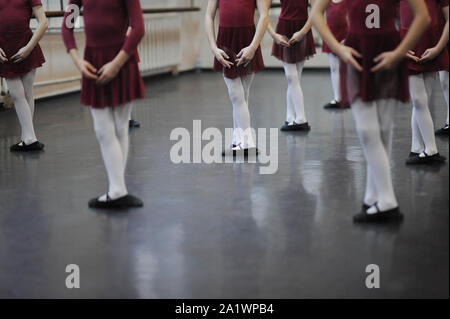 Tanz Schule Konzept der Gruppe von kleinen Mädchen Ballerina in russischen Tanz Klasse Stockfoto