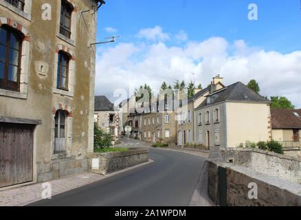 FRESNAY-SUR-SARTHE, Frankreich, 15. JULI 2017: Blick auf die Straßen der malerischen historischen Altstadt von Fresnay-sur-Sarthe in Frankreich Stockfoto