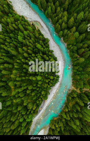 Inn River fließt im Wald in der Schweiz. Luftaufnahme von drohne auf einem blauen Fluss in den Bergen