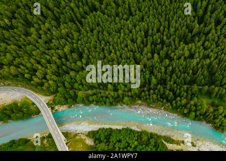 Inn River fließt im Wald in der Schweiz. Luftaufnahme von drohne auf einem blauen Fluss in den Bergen Stockfoto