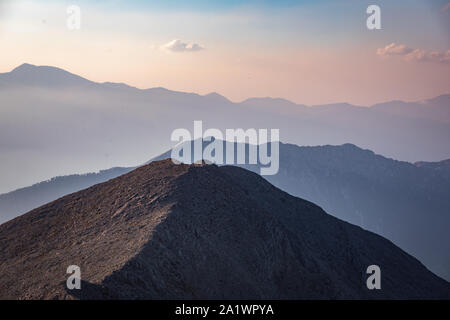 Panoramablick auf die Taurus Berge bei Sonnenuntergang von oben Tahtali Berg in der Nähe von Kemer, Antalya, Türkei Stockfoto