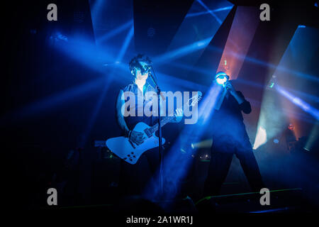 Oslo, Norwegen. Am 28. September 2019. Die englische Band The Sisters of Mercy führt ein Live Konzert am Rockefeller in Oslo. Hier Sänger Andrew Eldritch gesehen wird live auf der Bühne mit Gitarrist Ben Christo. (Foto: Gonzales Foto - Tord Litleskare). Stockfoto