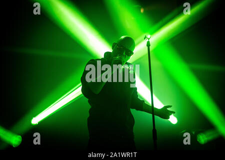 Oslo, Norwegen. Am 28. September 2019. Die englische Band The Sisters of Mercy führt ein Live Konzert am Rockefeller in Oslo. Hier Sänger Andrew Eldritch gesehen wird live auf der Bühne. (Foto: Gonzales Foto - Tord Litleskare). Stockfoto