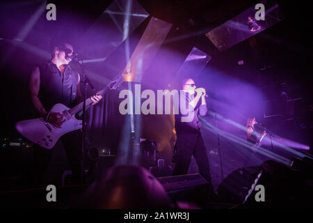 Oslo, Norwegen. Am 28. September 2019. Die englische Band The Sisters of Mercy führt ein Live Konzert am Rockefeller in Oslo. Hier Sänger Andrew Eldritch gesehen wird live auf der Bühne mit Gitarrist Ben Christo. (Foto: Gonzales Foto - Tord Litleskare). Stockfoto