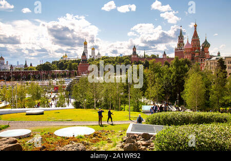 Moskau, Russland - Juli 7, 2019: Moskauer Kreml, Kathedrale von Vasily gesegnet (St. Basil's Kathedrale), mit dem Park Zaryadye in Moskau Stockfoto