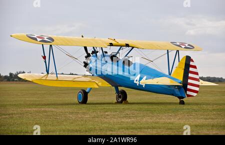 Langweilig Stearman PT-13 B Modell 75/Kaydet auf der Flightline am IWM Duxford, Schlacht von Großbritannien Airshow am 22. September 2019 Stockfoto