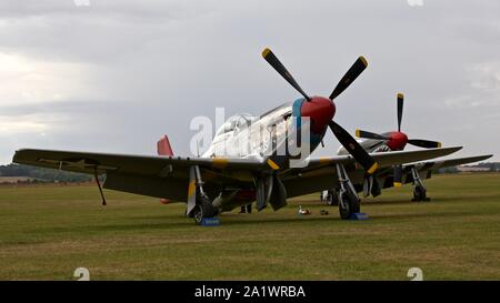 2 North American P-51D Mustang (G-SIDSCHÍN/G-SHWN) auf der Flightline am 2019 die Schlacht um England Airshow in Duxford Stockfoto