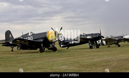 Goodyear Corsair FG-1D (G-FGID) Grumman Bearcat F8 F (G-POK) & Grumman Wildcat FM-2 (G-RUMW) auf der Flightline in Duxford am 22. September 2019 Stockfoto