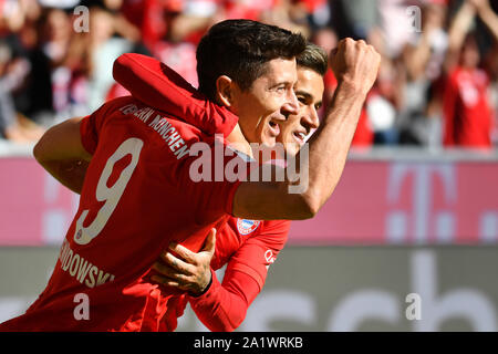 München, Deutschland. 01 Okt, 2019. Vorschau für das CL Spiel Tottenham Hotspur - FC Bayern München. Archiv Foto: goaljubel Robert Lewandowski (FC Bayern München) nach Ziel zu 1-0, mit Philippe COUTINHO (Bayern München), Jubel, Freude, Begeisterung, Aktion. Fußball 1. 1. Fussballbundesliga, 5. Spieltag, Spieltag 05, FC Bayern München M) - 1.FC Köln (K) 4-0 am 21.09.2019 in München ALLIANZARENA, DFL-Bestimmungen verbieten die Verwendung von Fotografien als BILDSEQUENZEN UND/ODER QUASI-VIDEO. € | Nutzung der weltweiten Kredit: dpa/Alamy leben Nachrichten Stockfoto