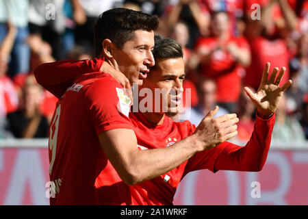 München, Deutschland. 01 Okt, 2019. Vorschau für das CL Spiel Tottenham Hotspur - FC Bayern München. Archiv Foto: goaljubel Robert Lewandowski (FC Bayern München) nach Ziel zu 1-0, mit Philippe COUTINHO (Bayern München), Jubel, Freude, Begeisterung, Aktion. Fußball 1. 1. Fussballbundesliga, 5. Spieltag, Spieltag 05, FC Bayern München M) - 1.FC Köln (K) 4-0 am 21.09.2019 in München ALLIANZARENA, DFL-Bestimmungen verbieten die Verwendung von Fotografien als BILDSEQUENZEN UND/ODER QUASI-VIDEO. € | Nutzung der weltweiten Kredit: dpa/Alamy leben Nachrichten Stockfoto