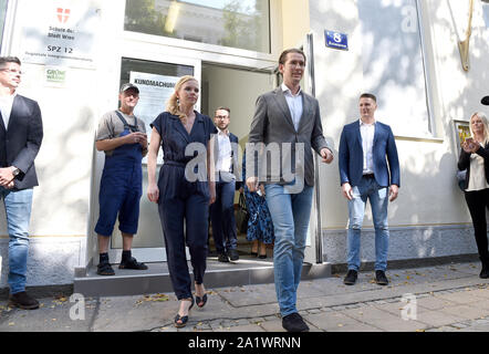 Wien, Österreich. 29 Sep, 2019. Sebastian Kurz (3 R), Vorsitzender der Österreichischen Volkspartei, hinterlässt ein Wahllokal in Wien, Österreich, Sept. 29, 2019. Wahllokale in Österreich am Sonntag geöffnet für einen Snap Wahl, in der 6,4 Millionen Wahlberechtigten auf Ihren nächsten Unterhaus des Parlaments entscheiden werden. Über 10.000 polling Standorte stehen zur Verfügung. In der Wahl, 183 Abgeordnete gewählt werden acht Parteien im Parlament zu vertreten. Quelle: Guo Chen/Xinhua/Alamy leben Nachrichten Stockfoto