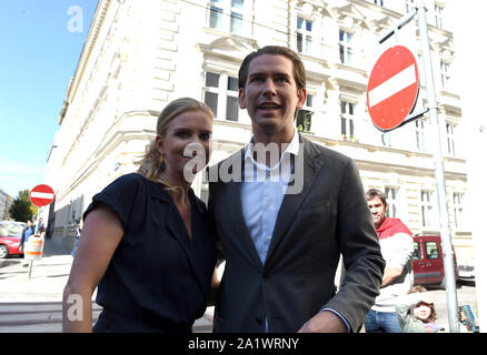 Wien, Österreich. 29 Sep, 2019. Sebastian Kurz (R, vorne), Vorsitzender der Österreichischen Volkspartei, ist vor dem Wahllokal in Wien, Österreich, Sept. 29, 2019 gesehen. Wahllokale in Österreich am Sonntag geöffnet für einen Snap Wahl, in der 6,4 Millionen Wahlberechtigten auf Ihren nächsten Unterhaus des Parlaments entscheiden werden. Über 10.000 polling Standorte stehen zur Verfügung. In der Wahl, 183 Abgeordnete gewählt werden acht Parteien im Parlament zu vertreten. Quelle: Guo Chen/Xinhua/Alamy leben Nachrichten Stockfoto