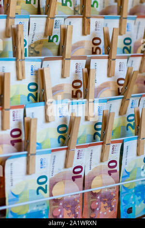 Euro-banknoten, Wechsel auf eine Wäscheleine Stockfoto