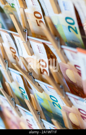 Euro-banknoten, Wechsel auf eine Wäscheleine Stockfoto