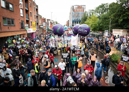 Manchester, Großbritannien. 29. September 2019. Zehntausende Demonstranten zogen durch die Stadt und vorbei an dem Parteitag der Konservativen Partei an diesem Nachmittag. Lokale Gruppen und Gewerkschaften im ganzen Land kam in Reaktion auf die Wut auf die aktuelle politische Situation und auf Filz - gehen, Sparpolitik, die packend ist Großbritannien. Andy Barton/Alamy leben Nachrichten Stockfoto