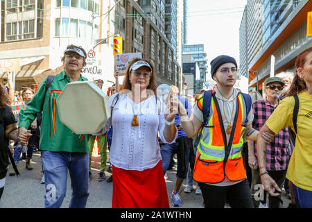 TORONTO, ONTARIO, Kanada - 27 September, 2019: "Freitags für zukünftige "Klimawandel protestieren. Tausende von Menschen März mit Zeichen. Stockfoto