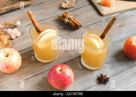 Spicy Apple Cider Trinken. Saisonale herbstliche hausgemachte Apfelsaft auf hölzernen Tisch. Stockfoto