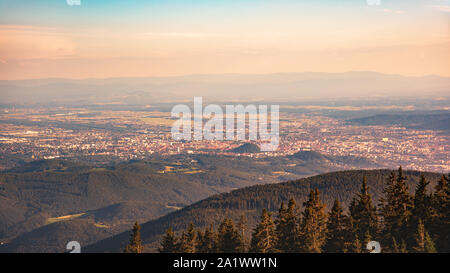 Blick von Shockl Berg in Graz. Touristen vor Ort in Graz. Stockfoto