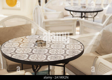 Runde marmor stein Tische im Restaurant im Freien. Stockfoto