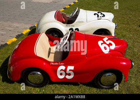 Vintage Austin J40 Pedal Cars wie eingegeben in der Settrington Cup Rennen auf dem Goodwood Revival 14. Sept 2019 in Chichester, England. Copyright Michae Stockfoto