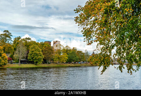 INVERNESS SCHOTTLAND AUF DER SUCHE NACH DEN FLUSS NESS AUF DIE KATHEDRALE UND DIE HERBSTLICHEN BÄUME AUF NESS WALK Stockfoto
